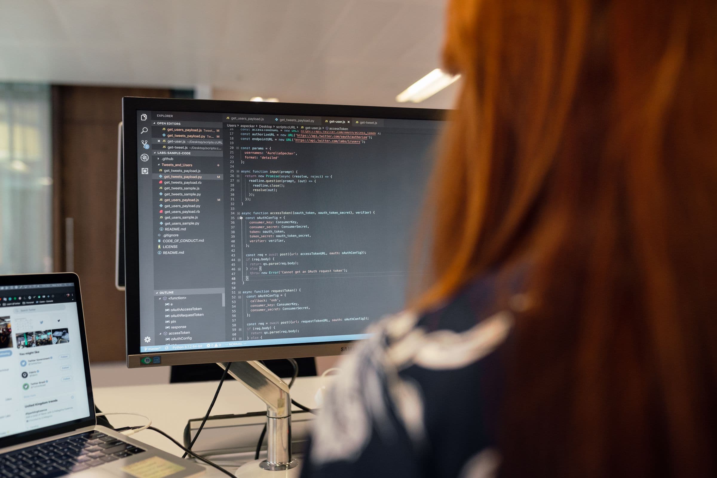 Een developer die werkt aan code op een monitor in een kantoor