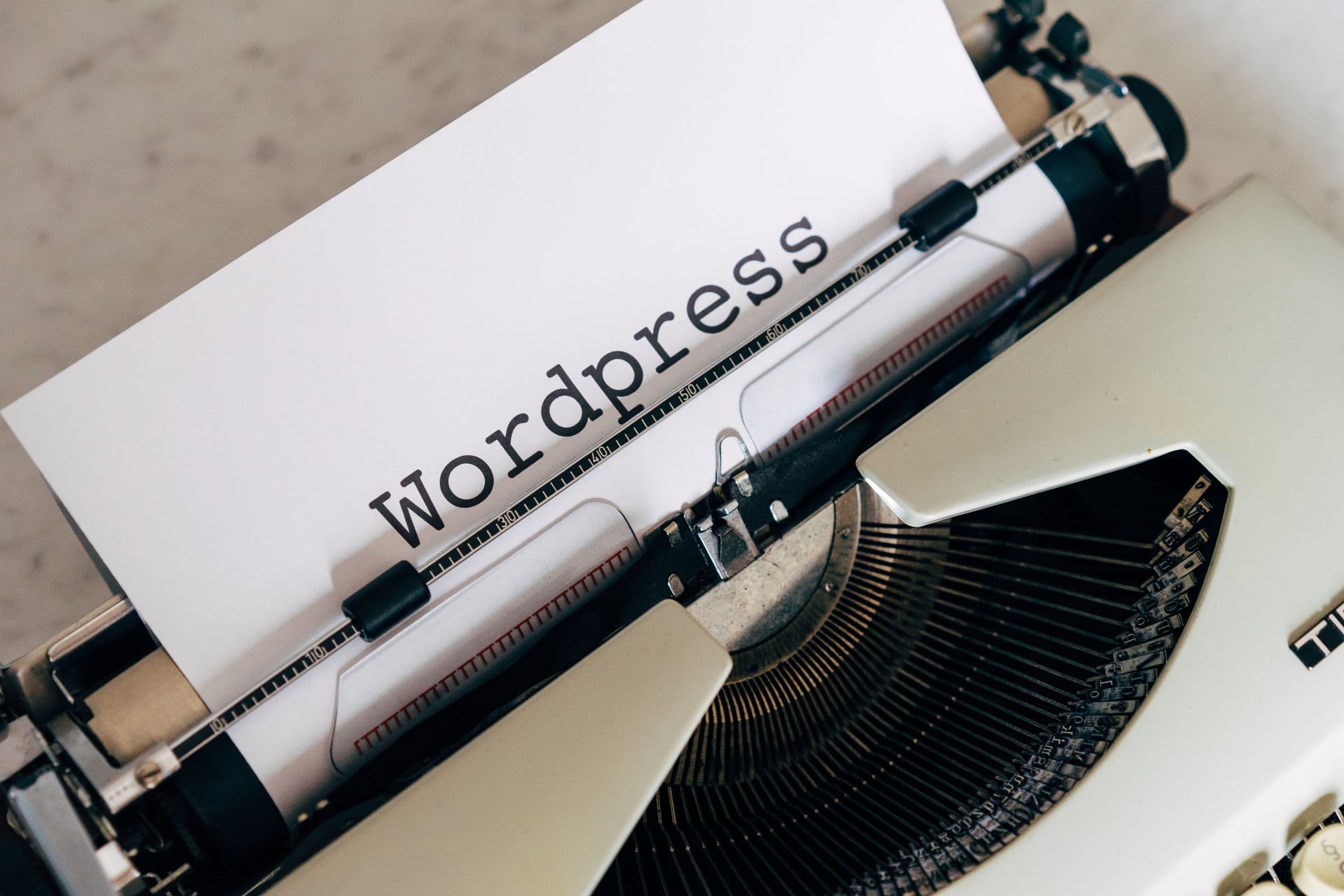Een typemachine met de tekst WordPress op het papier